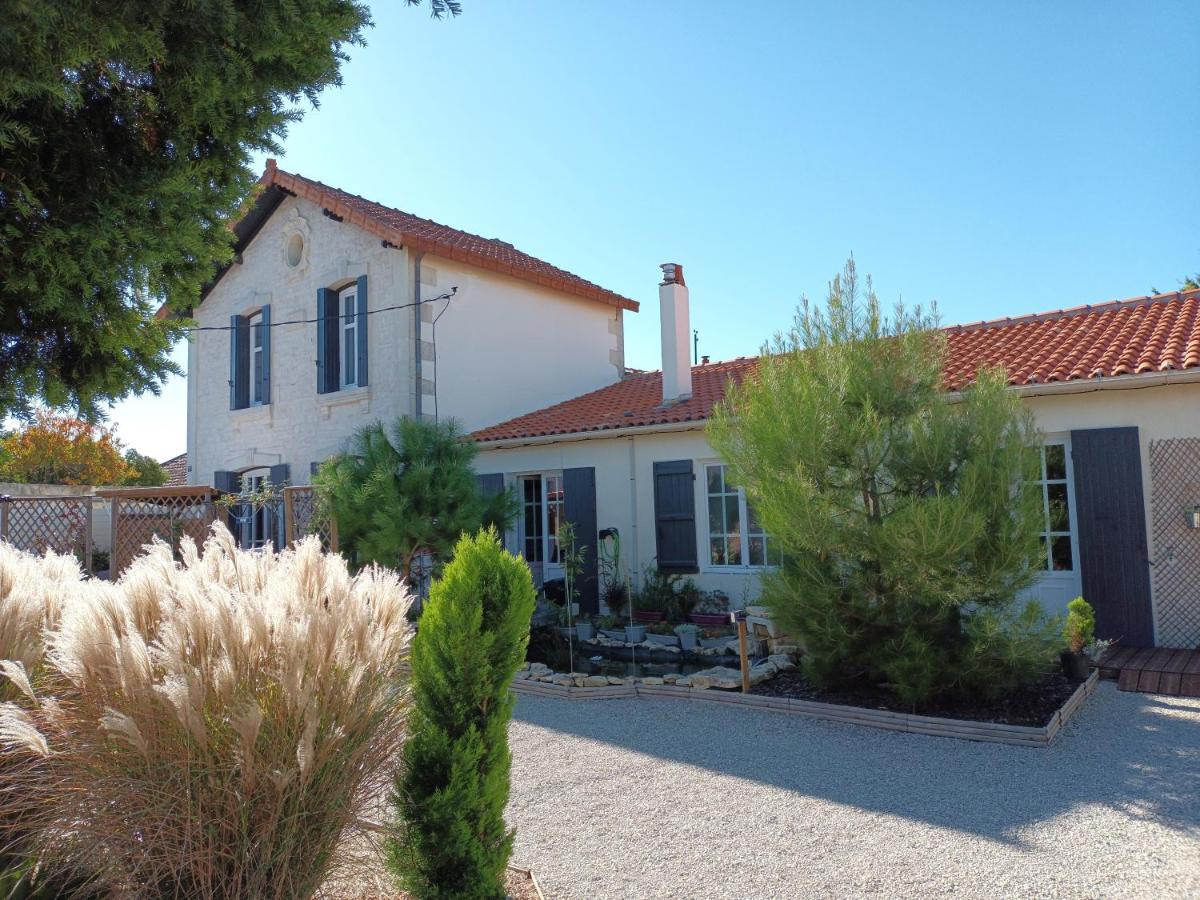 Le Clos Des Passiflores Pons Luaran gambar
