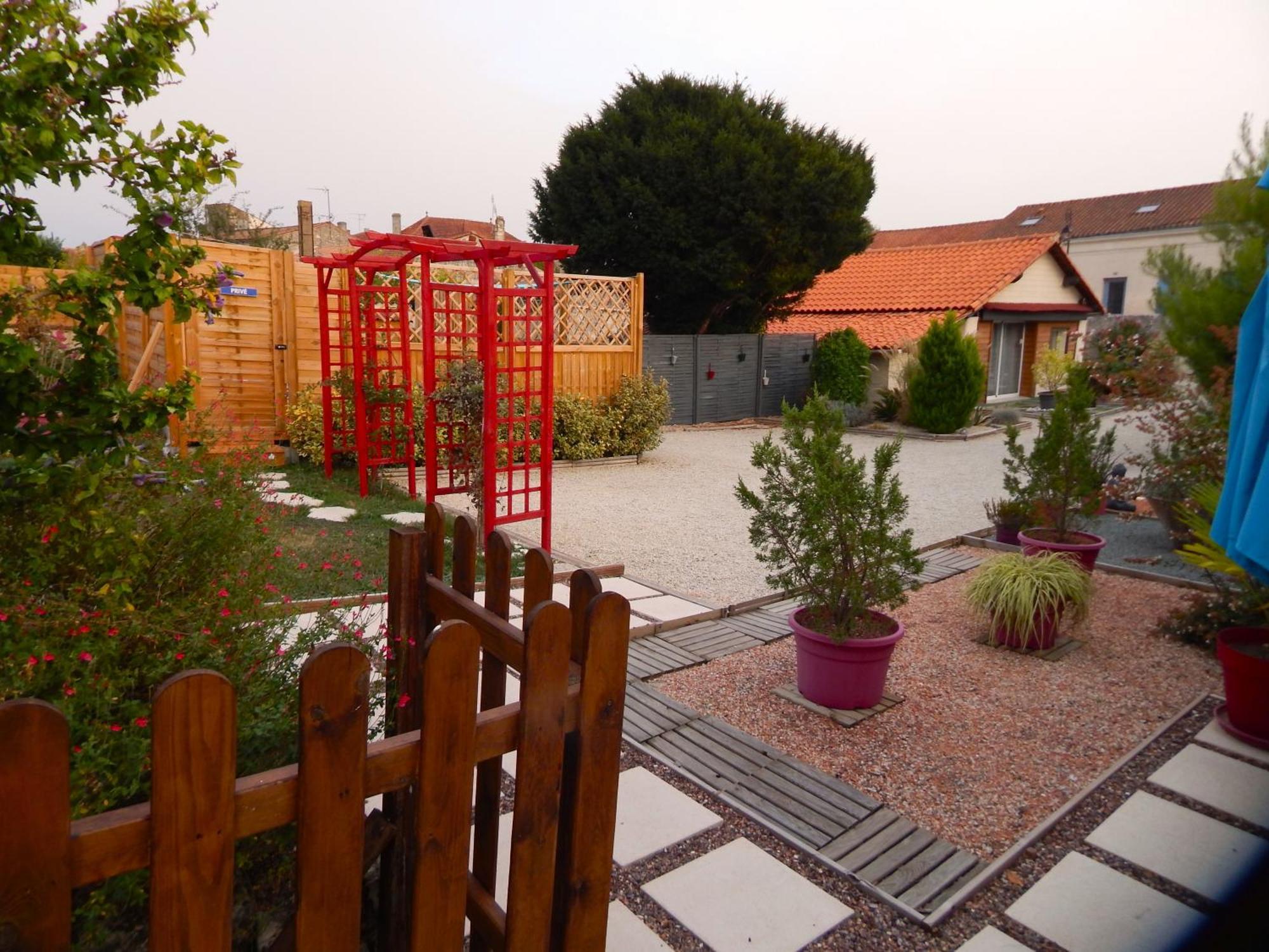 Le Clos Des Passiflores Pons Luaran gambar