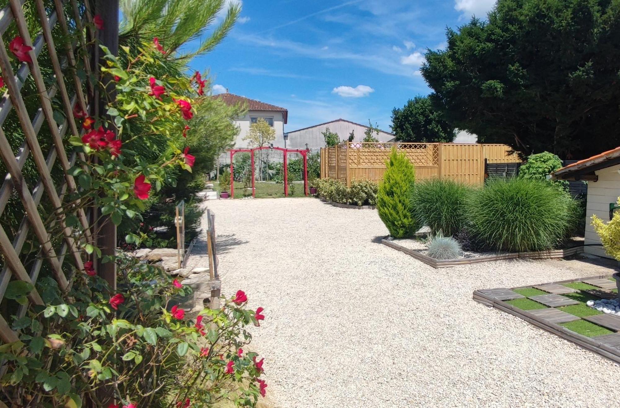 Le Clos Des Passiflores Pons Luaran gambar